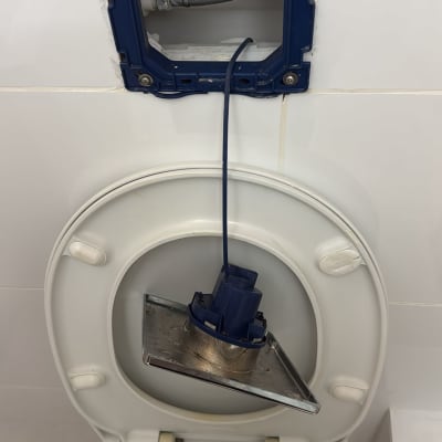 עבודת תיקון ופירוק לחצן ניאגרה סמויה באסלה תלויה