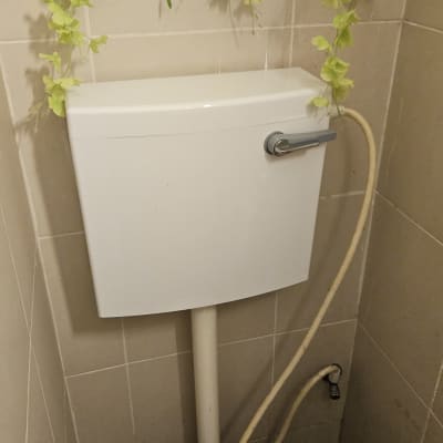 אסלה עם מיכל הדחה וצינור מים