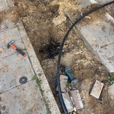 כלי עבודה וחפירה באתר תיקון צנרת