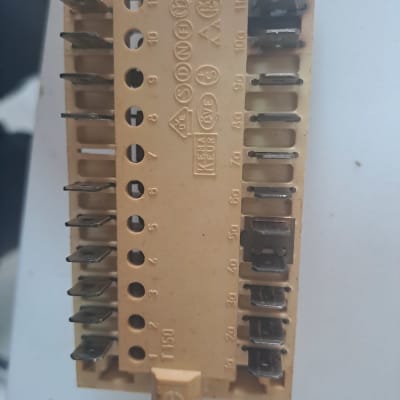 חלק חשמלי עם חיבורים ומספרים