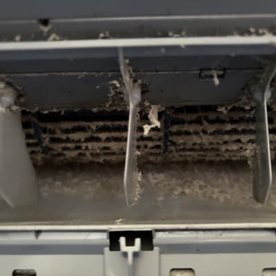 תמונה של חלק פנימי של מזגן עם לכלוך ואבק