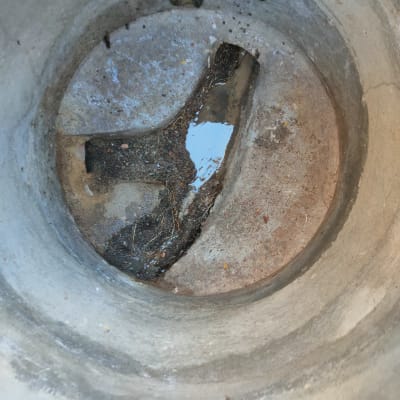 בור בטון עם מים עומדים בתחתית