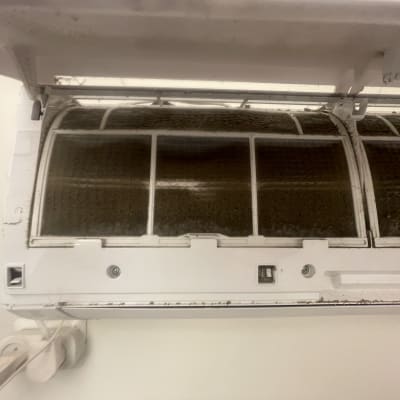 מסנן מזגן מלוכלך עם אבק ולכלוך