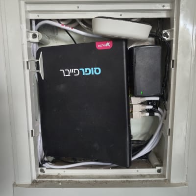 ארון תקשורת עם ציוד סיבים אופטיים וכבלים