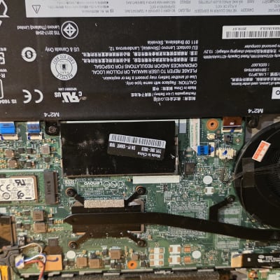 חלקים פנימיים של מחשב נייד עם לוח אם וסוללה