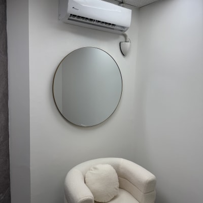 קיר לבן עם מראה עגולה