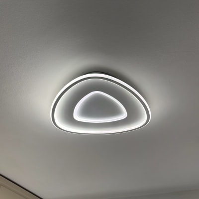 מנורת תקרה עגולה עם תאורה לבנה