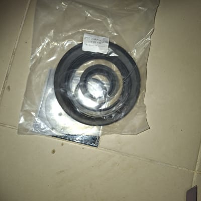 חלקי גומי באריזת פלסטיק על רצפה