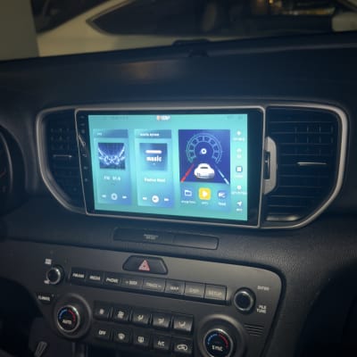 מערכת מולטימדיה ברכב עם מסך מגע ותצוגת רדיו