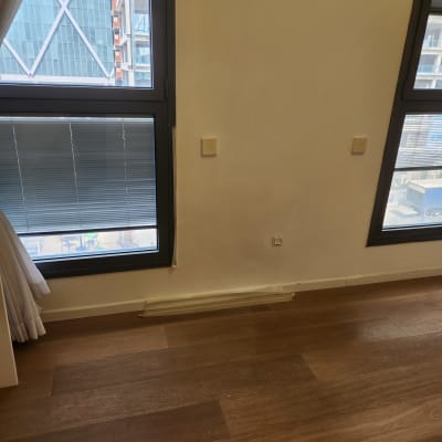 קיר צבוע בלבן עם סימני תיקון צבע