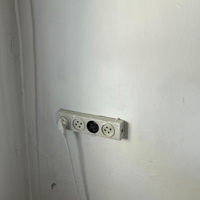 שקע חשמלי בקיר עם חוט מחובר