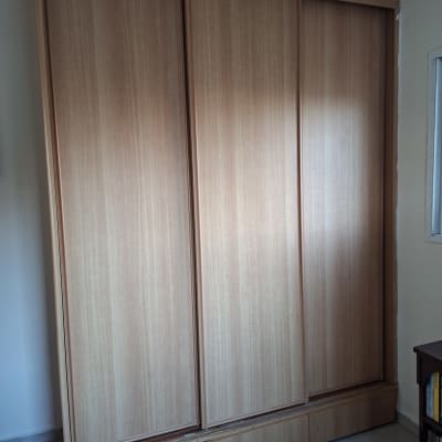 ארון עץ עם דלתות הזזה בחדר