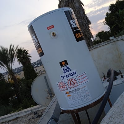 דוד שמש על גג עם מדבקות אזהרה