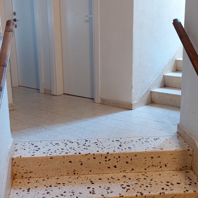 מעקה עץ לאורך גרם מדרגות פנימי