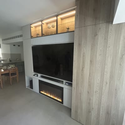 ארון עץ עם מדפים ותאורה, אח חשמלי