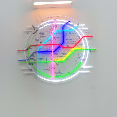 מפה מוארת עם נורות ניאון צבעוניות על קיר