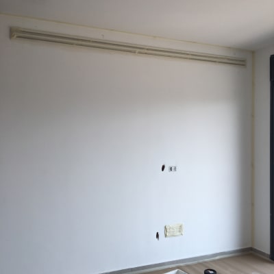 קיר צבוע עם כלים לצביעה על הרצפה