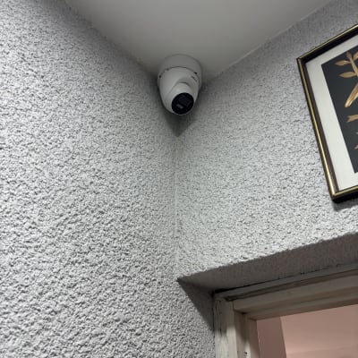 מצלמת אבטחה מותקנת בפינת חדר