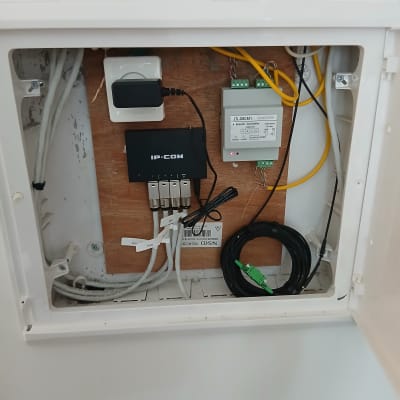 ארון תקשורת עם כבלים ומכשירים טכניים