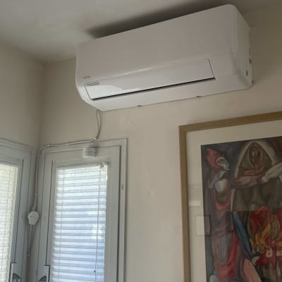 מזגן קיר לבן מותקן על קיר פנימי