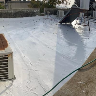 גג אטום בלבן עם מזגנים וצינורות