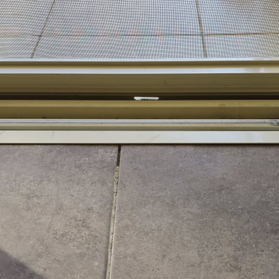 מסגרת אלומיניום לדלת הזזה על רצפת אריחים