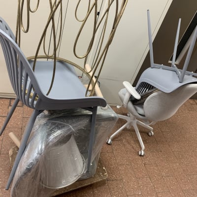 כיסאות מוערמים על עגלה, קשורים בחבלים