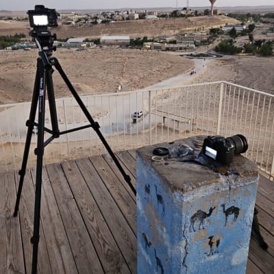 מצלמה על חצובה ומצלמה נוספת על עמוד