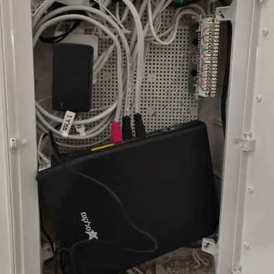ארון תקשורת עם כבלים ומתגים שונים