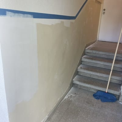 קיר צבוע חלקית עם סרט הדבקה כחול