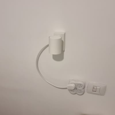 מנורת קיר לבנה עם כבל חשמל ושקע