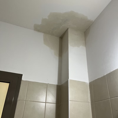 תיקון קיר עם סימני רטיבות בתקרה