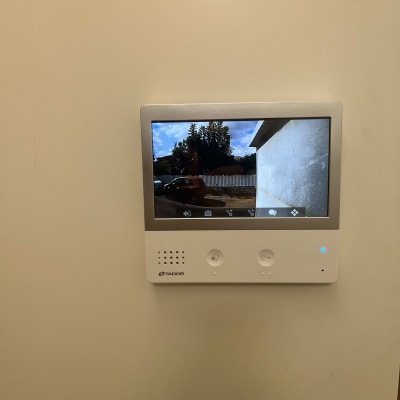 מסך אינטרקום מותקן על קיר עם תצוגת מצלמה חיצונית