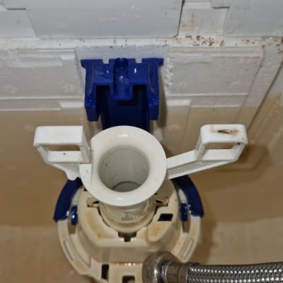 מנגנון פנימי של ניאגרה עם צינור מתכת