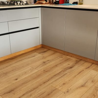 ארונות מטבח אפורים עם משטח עבודה לבן