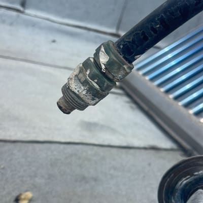 צינור מחובר לדוד שמש על גג