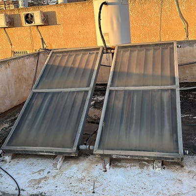 שני קולטי שמש ומיכל מים על גג