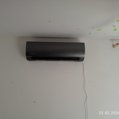 מזגן מותקן על קיר בחדר עם חלון