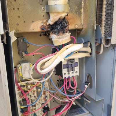 חלקים פנימיים של מזגן עם חוטים ורכיבים חשמליים