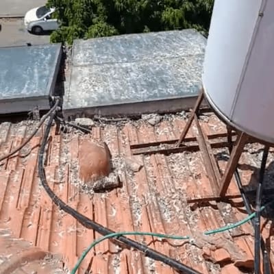 גג עם לכלוך וצינורות, ללא אנשים או טקסט.