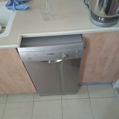 מדיח כלים במטבח עם משטח עבודה וכיור