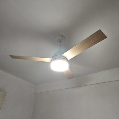 מאוורר תקרה עם תאורה דולקת בחדר