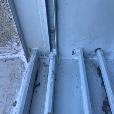 איטום חלון עם חומר לבן בין מסגרת לקיר