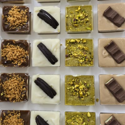 מגוון קינוחים קטנים עם שוקולד, עוגיות ופיסטוקים