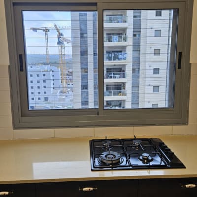 חלון אלומיניום במטבח עם נוף לבניינים