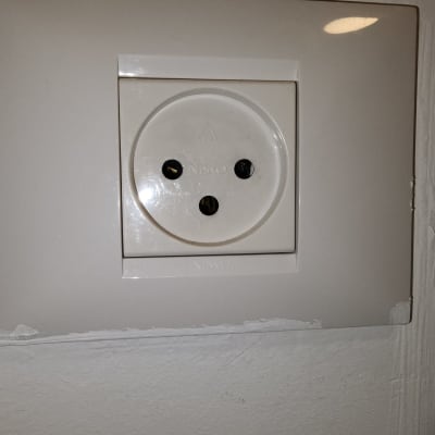 שקע חשמלי בקיר לבן