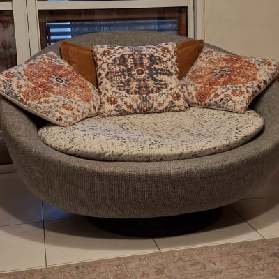 כריות מעוצבות על כורסה עגולה אפורה