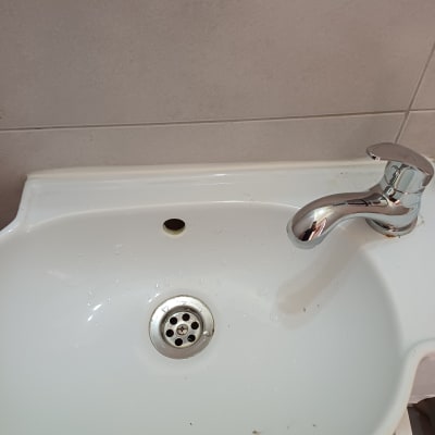 כיור לבן עם ברז כרום וניקוז