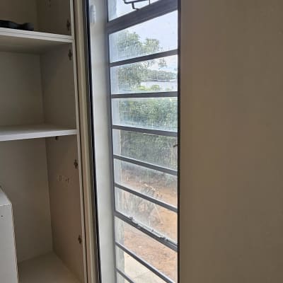 חלון אלומיניום עם תריסים בחדר פנימי