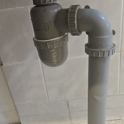 צנרת מתחת לכיור עם קערה מתחת